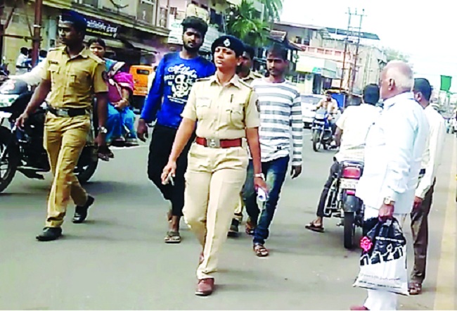 Threats from the big market of police raising arms! The crowd watching | पोलिसांवर हात उचलणाºयांची कºहाड बाजारपेठेतून धिंड! बघ्यांची गर्दी Threats from the big market of police raising arms! The crowd watching | पोलिसांवर हात उचलणाºयांची कºहाड बाजारपेठेतून धिंड! बघ्यांची गर्दी