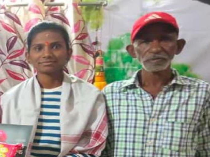 Anita Dhebe from Deolimura in Satara district overcame adversity to join the police force despite the death of her mother | Satara: लेक भरती झाली; पण आनंद पाहायला माउलीच नाही राहिली! Anita Dhebe from Deolimura in Satara district overcame adversity to join the police force despite the death of her mother | Satara: लेक भरती झाली; पण आनंद पाहायला माउलीच नाही राहिली!