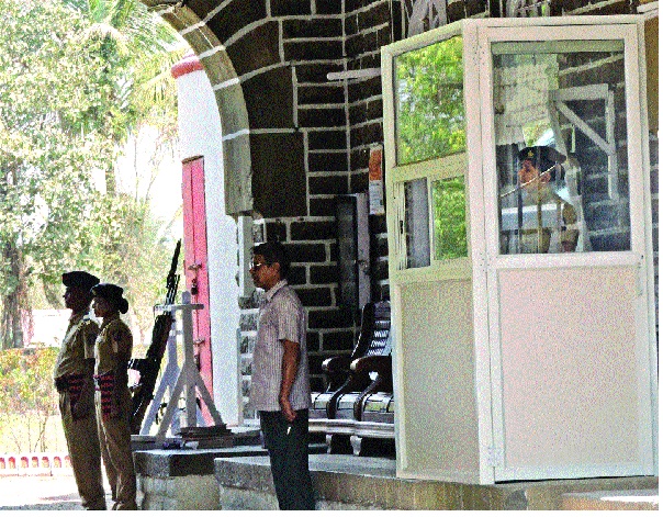 Digital Application through Police Application to Police Station: Convulsions to Accidents | पोलीस ठाण्यात येणाºयांची अॅप्लिकेशनद्वारे डिजिटल नोंद : अभ्यंगतांना दिलासा Digital Application through Police Application to Police Station: Convulsions to Accidents | पोलीस ठाण्यात येणाºयांची अॅप्लिकेशनद्वारे डिजिटल नोंद : अभ्यंगतांना दिलासा