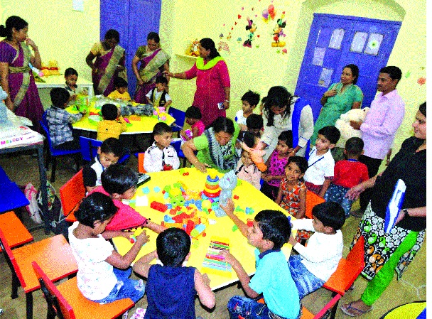 72 children of policemen in school at Ramli Hakka ... started in front of headquarter of Satara Police Public School; | सातारा पोलिसांची ७२ मुलं रमली हक्काच्या पब्लिक स्कूल शाळेत... 72 children of policemen in school at Ramli Hakka ... started in front of headquarter of Satara Police Public School; | सातारा पोलिसांची ७२ मुलं रमली हक्काच्या पब्लिक स्कूल शाळेत...