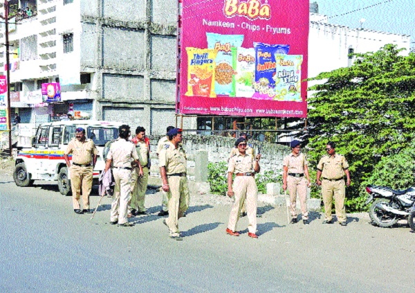 Nonstop duty of Satara Police 100 hours, peace of the district remained unrestricted: religious pilgrimage, New Year and cracking off successfully | सातारा पोलिसांची नॉनस्टॉप ड्युटी १०० तास,जिल्ह्याची शांतता अबाधित : धार्मिक यात्रा, नववर्ष आणि कडकडीत बंद यशस्वी हाताळला  Nonstop duty of Satara Police 100 hours, peace of the district remained unrestricted: religious pilgrimage, New Year and cracking off successfully | सातारा पोलिसांची नॉनस्टॉप ड्युटी १०० तास,जिल्ह्याची शांतता अबाधित : धार्मिक यात्रा, नववर्ष आणि कडकडीत बंद यशस्वी हाताळला