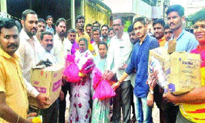 Satara, Punekar's helping hand to flood victims in Sangli | सांगलीतील पूरग्रस्तांना सातारा, पुणेकरांचा मदतीचा हात -: पूरग्रस्तांना आधार