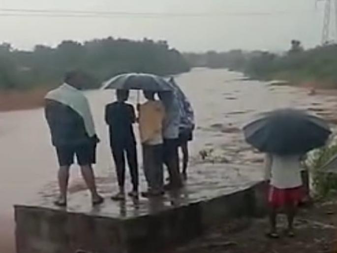 Monsoon active in Satara district; Water in streams in drought areas | सातारा जिल्ह्यात मान्सूनची सलामी; दुष्काळी भागात ओढ्यांना पाणी, शेतकऱ्यांमध्ये आनंद Monsoon active in Satara district; Water in streams in drought areas | सातारा जिल्ह्यात मान्सूनची सलामी; दुष्काळी भागात ओढ्यांना पाणी, शेतकऱ्यांमध्ये आनंद