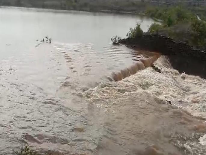 Heavy rain in Satara district in east; tali broke out, roads were washed away | सातारा जिल्ह्यात पूर्वेकडे पावसाचे थैमान; ताली फुटल्या, रस्तेही गेले वाहून! Heavy rain in Satara district in east; tali broke out, roads were washed away | सातारा जिल्ह्यात पूर्वेकडे पावसाचे थैमान; ताली फुटल्या, रस्तेही गेले वाहून!