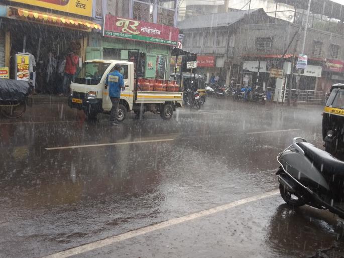 The city of Satara was lashed by rains with strong winds, torrential rains | सातारा शहराला वादळी वाऱ्यासह पावासाने झोडपले, तुफान पाऊस  The city of Satara was lashed by rains with strong winds, torrential rains | सातारा शहराला वादळी वाऱ्यासह पावासाने झोडपले, तुफान पाऊस