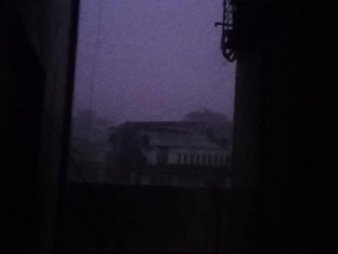 Dho - Dho in Satara; | साताऱ्यात विजांच्या कडकडाटात पावसाला सुरुवात ; वीज पुरवठा खंडित, सातारकर अंधारात... Dho - Dho in Satara; | साताऱ्यात विजांच्या कडकडाटात पावसाला सुरुवात ; वीज पुरवठा खंडित, सातारकर अंधारात...