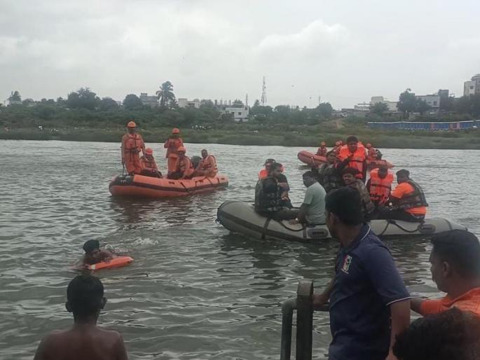 vigilance of the rescue team and ndrf personnel saved the lives of three youths and a warkari | रेस्क्यू टिम-एनडीआरएफच्या जवानांच्या सतर्कतेने तीन युवकांचे अन् वारकऱ्यांचे वाचले जीव