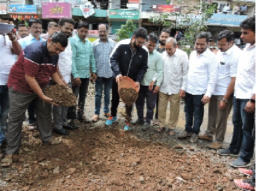 Shantendra Singh Bhosale: Only the attention of Satara municipal corporation's attention was made by the revision of old RTO road | सातारा पालिकेतील सत्ताधाऱ्यांचे लक्ष केवळ मलिद्यावर - शिवेंद्रसिंहराजे भोसले : जुन्या आरटीओ रस्त्याची स्वखर्चातून केली दुरुस्ती Shantendra Singh Bhosale: Only the attention of Satara municipal corporation's attention was made by the revision of old RTO road | सातारा पालिकेतील सत्ताधाऱ्यांचे लक्ष केवळ मलिद्यावर - शिवेंद्रसिंहराजे भोसले : जुन्या आरटीओ रस्त्याची स्वखर्चातून केली दुरुस्ती