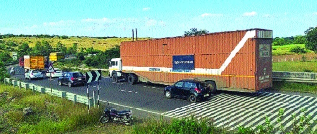 Three and a half thousand pits on Satara-Pune highway! | सातारा-पुणे महामार्गावर तब्बल साडेतीन हजार खड्डे ! Three and a half thousand pits on Satara-Pune highway! | सातारा-पुणे महामार्गावर तब्बल साडेतीन हजार खड्डे !
