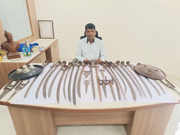 140 ancient weapons of Kolhapur in Satara museum! | साताऱ्याच्या संग्रहालयात कोल्हापुरातील १४० पुरातन शस्त्रे! 140 ancient weapons of Kolhapur in Satara museum! | साताऱ्याच्या संग्रहालयात कोल्हापुरातील १४० पुरातन शस्त्रे!