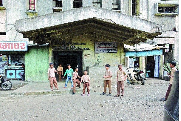The students of Satara Municipality schools after several years | सातारा पालिका शाळांचे विद्यार्थी अनेक वर्षांनंतर मैदानात The students of Satara Municipality schools after several years | सातारा पालिका शाळांचे विद्यार्थी अनेक वर्षांनंतर मैदानात