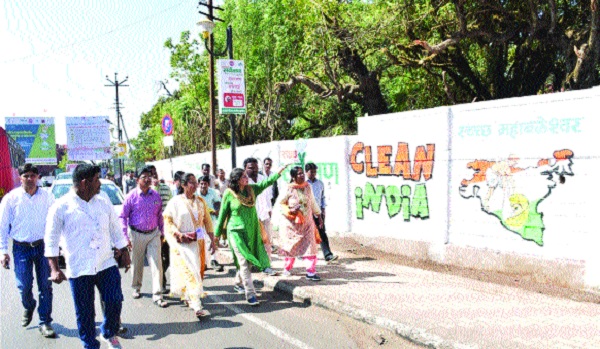 Mahabaleshwar's paper bag conceptualized Manisha Mhaiskar; Inspection of city under Clean survey campaign; Interaction with citizens | महाबळेश्वरची पेपर बॅग संकल्पना स्तुत्य मनीषा म्हैसकर ; स्वच्छ सर्वेक्षण अभियानांतर्गत शहराची पाहणी; नागरिकांशी साधला संवाद Mahabaleshwar's paper bag conceptualized Manisha Mhaiskar; Inspection of city under Clean survey campaign; Interaction with citizens | महाबळेश्वरची पेपर बॅग संकल्पना स्तुत्य मनीषा म्हैसकर ; स्वच्छ सर्वेक्षण अभियानांतर्गत शहराची पाहणी; नागरिकांशी साधला संवाद