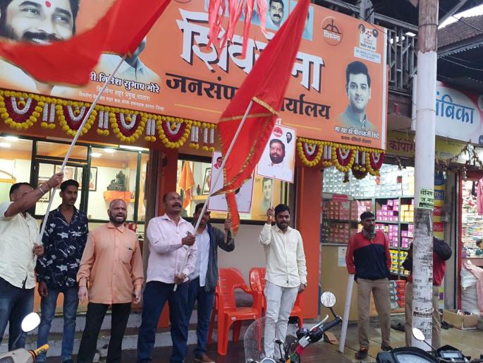 Shiv Sena of Shinde; Fireworks display by Shiv Sainiks in Satara | शिवसेना शिंदेंची; साताऱ्यात शिवसैनिकांची फटाकेबाजी Shiv Sena of Shinde; Fireworks display by Shiv Sainiks in Satara | शिवसेना शिंदेंची; साताऱ्यात शिवसैनिकांची फटाकेबाजी