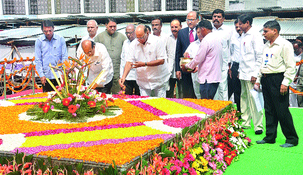 Education institutions should take responsibility for suicidal families | आत्महत्याग्रस्त कुटुंबांची जबाबदारी शिक्षण संस्थांनी घ्यावी Education institutions should take responsibility for suicidal families | आत्महत्याग्रस्त कुटुंबांची जबाबदारी शिक्षण संस्थांनी घ्यावी