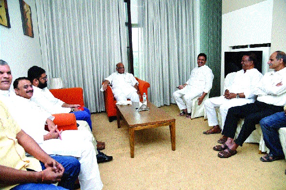 On the outskirts of Pawar, MLA from Tham district attacked, said: 'We will not come .. You should go!' | बहिष्काराबाबत पवारांसमोर ठाम जिल्ह्यातील आमदार आक्रमक : स्पष्ट म्हणाले, ‘आम्ही येणार नाही.. तुम्ही जावे !’ On the outskirts of Pawar, MLA from Tham district attacked, said: 'We will not come .. You should go!' | बहिष्काराबाबत पवारांसमोर ठाम जिल्ह्यातील आमदार आक्रमक : स्पष्ट म्हणाले, ‘आम्ही येणार नाही.. तुम्ही जावे !’