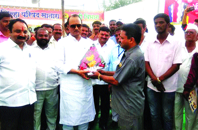 Do not give Fadnavis government the help of farmers | फडणवीस सरकारला शेतकºयांचे घेणे ना देणे Do not give Fadnavis government the help of farmers | फडणवीस सरकारला शेतकºयांचे घेणे ना देणे