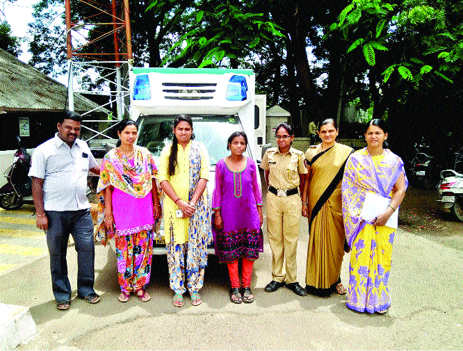 Manushu rushed to the young man's personality | मनोरुग्ण युवतीसाठी धावली शिरवळवासीयांची माणुसकी Manushu rushed to the young man's personality | मनोरुग्ण युवतीसाठी धावली शिरवळवासीयांची माणुसकी
