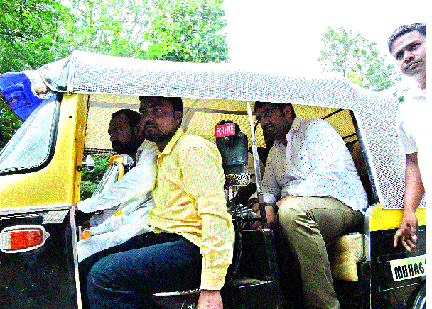 Shivendra Singh Rao 'RTI' from rickshaw | शिवेंद्रसिंहराजे रिक्षातून ‘आरटीओ’त...