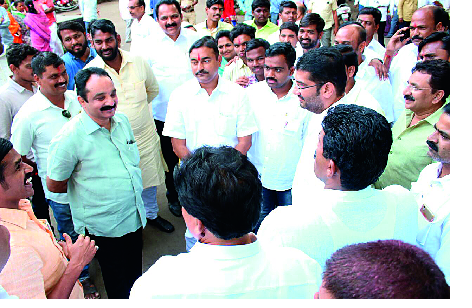 With one king, with the other BJP! | एक राजे सेनेसोबत, दुसरे भाजपसोबत! With one king, with the other BJP! | एक राजे सेनेसोबत, दुसरे भाजपसोबत!