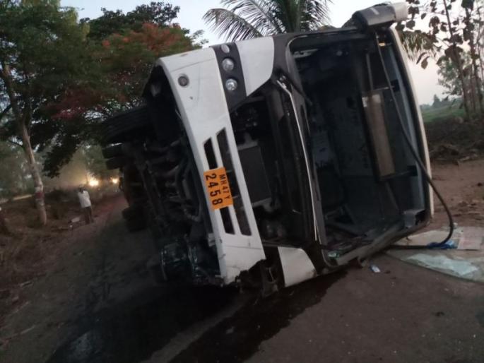 Shivshahi bus met with an accident, 7 passengers seriously injured | शिवशाही बस उलटून 7 प्रवासी गंभीर जखमी Shivshahi bus met with an accident, 7 passengers seriously injured | शिवशाही बस उलटून 7 प्रवासी गंभीर जखमी