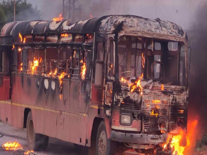 Strange accident in Satara Bikers burn with buses and bikes | एसटीच्या चाकाखाली बाईक अडकून उडाल्या ठिणग्या; बससह दुचाकीस्वार जळून खाक Strange accident in Satara Bikers burn with buses and bikes | एसटीच्या चाकाखाली बाईक अडकून उडाल्या ठिणग्या; बससह दुचाकीस्वार जळून खाक