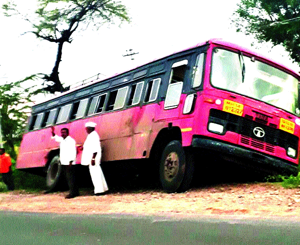 Phaltan ST made an accidental hat-trick! | फलटणच्या एसटीनं केली अखेर अपघाताची हॅटट्रिक ! Phaltan ST made an accidental hat-trick! | फलटणच्या एसटीनं केली अखेर अपघाताची हॅटट्रिक !