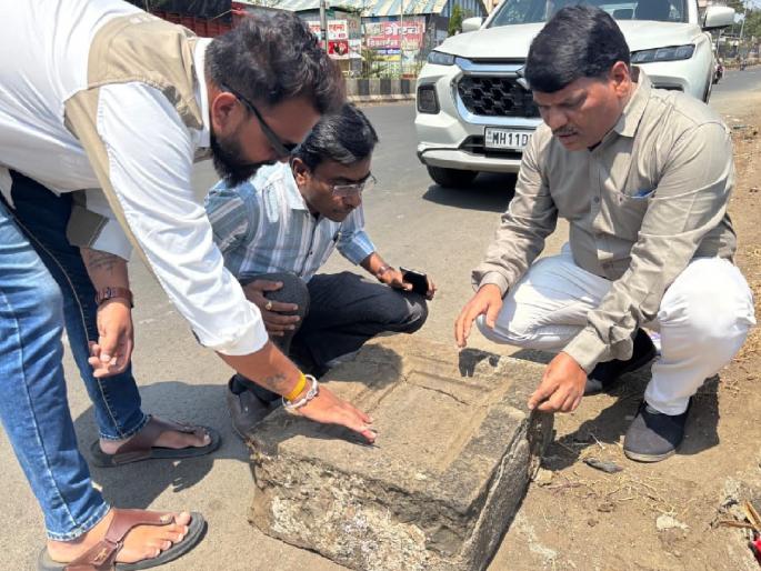 The stone inscription found on the bridge at Karanje Naka in Satara will be preserved in the Chhatrapati Shivaji Maharaj Museum | साताऱ्यातील करंजेत आढळला छत्रपती शहाजी राजे यांच्या कारकिर्दीतील दगडी शिलालेख, संग्रहालयात संवर्धन The stone inscription found on the bridge at Karanje Naka in Satara will be preserved in the Chhatrapati Shivaji Maharaj Museum | साताऱ्यातील करंजेत आढळला छत्रपती शहाजी राजे यांच्या कारकिर्दीतील दगडी शिलालेख, संग्रहालयात संवर्धन