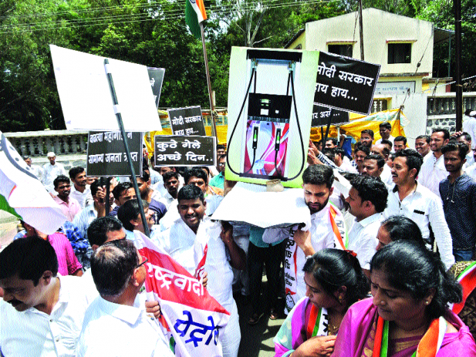 Nationalist Congress Party's endeavor | राष्ट्रवादीकडून पेट्रोल पंपाची अंत्ययात्रा Nationalist Congress Party's endeavor | राष्ट्रवादीकडून पेट्रोल पंपाची अंत्ययात्रा