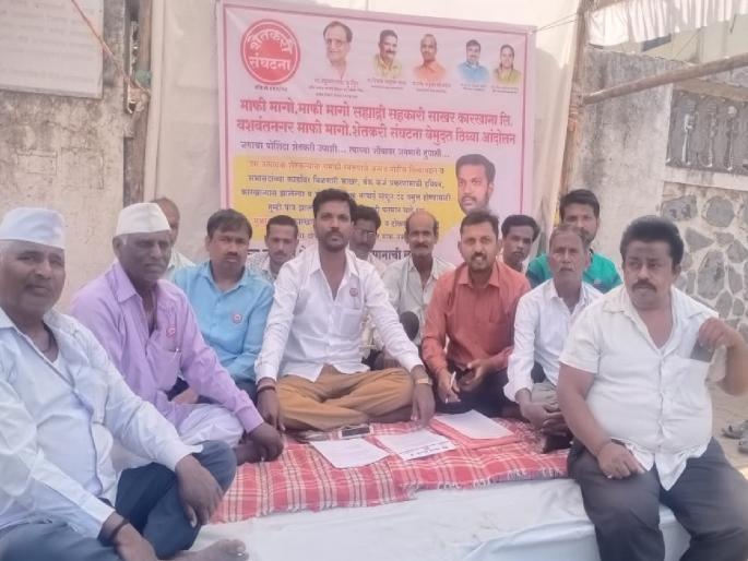 Notice to Members of Sahyadri Factory for disposal elsewhere, Farmers association protests in front of Satara collector office | सह्याद्री कारखान्याची सभासदांना अन्यत्र विल्हेवाटची नोटीस, शेतकरी संघटनेचे जिल्हाधिकारी कार्यालयासमोर आंदोलन  Notice to Members of Sahyadri Factory for disposal elsewhere, Farmers association protests in front of Satara collector office | सह्याद्री कारखान्याची सभासदांना अन्यत्र विल्हेवाटची नोटीस, शेतकरी संघटनेचे जिल्हाधिकारी कार्यालयासमोर आंदोलन