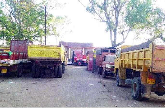 The seizure of the tehsil wing through the trains | जप्तीच्या गाड्यांमधून तहसीलची वाट The seizure of the tehsil wing through the trains | जप्तीच्या गाड्यांमधून तहसीलची वाट