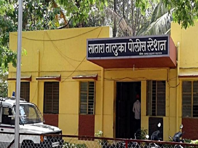 Satara Police Station The accused stabbed himself in the neck by breaking a glass | आधी पाणी मागितले, ग्लास फोडून स्वत:च्या गळ्यावर वार केले; सातारा पोलिस ठाण्यातील आरोपीचे कृत्य Satara Police Station The accused stabbed himself in the neck by breaking a glass | आधी पाणी मागितले, ग्लास फोडून स्वत:च्या गळ्यावर वार केले; सातारा पोलिस ठाण्यातील आरोपीचे कृत्य