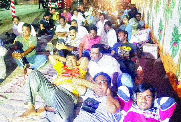 Maratha brothers together in Phulatan 'Bharud, Bhajan and Kirtan' together with thiya agitation | ठिय्या आंदोलनात ‘भारुड, भजन अन् कीर्तन’ फलटणमध्ये मराठा बांधव एकत्र Maratha brothers together in Phulatan 'Bharud, Bhajan and Kirtan' together with thiya agitation | ठिय्या आंदोलनात ‘भारुड, भजन अन् कीर्तन’ फलटणमध्ये मराठा बांधव एकत्र