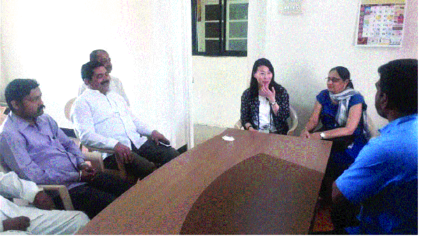 Japan's professor Kundala for research on Balutadari | बलुतेदारीवर संशोधनासाठी जपानची प्राध्यापिका कुडाळला Japan's professor Kundala for research on Balutadari | बलुतेदारीवर संशोधनासाठी जपानची प्राध्यापिका कुडाळला