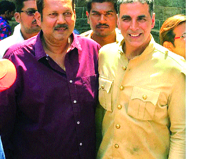 Udayanaraja's haystack with Akshay Kumar | अक्षयकुमारसोबत उदयनराजेंची गळाभेट