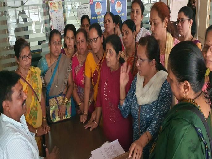 Women are aggressive due to garbage problem in Shahupuri area of Satara | कचऱ्यातील आळ्यांचे फुलपाखरू होण्याची वाट बघता का?, साताऱ्यातील शाहूपुरीमधील महिला आक्रमक Women are aggressive due to garbage problem in Shahupuri area of Satara | कचऱ्यातील आळ्यांचे फुलपाखरू होण्याची वाट बघता का?, साताऱ्यातील शाहूपुरीमधील महिला आक्रमक