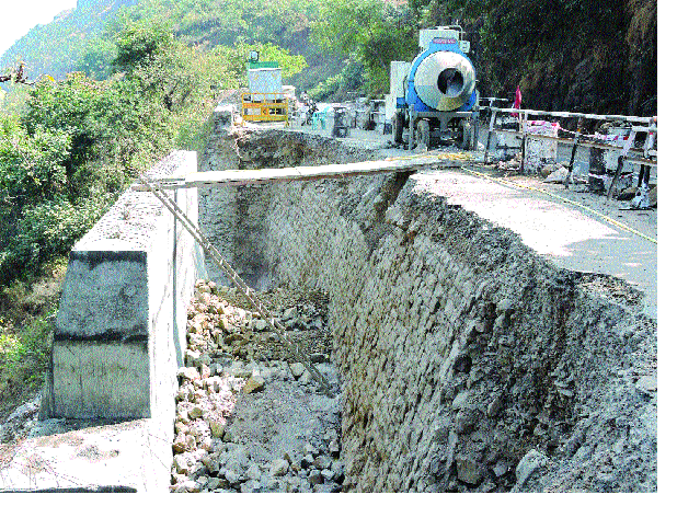 Yavatishwar traffic burden on the British wall! | यवतेश्वरच्या रहदारीचा भार ब्रिटिशकालीन भिंतीवर ! Yavatishwar traffic burden on the British wall! | यवतेश्वरच्या रहदारीचा भार ब्रिटिशकालीन भिंतीवर !