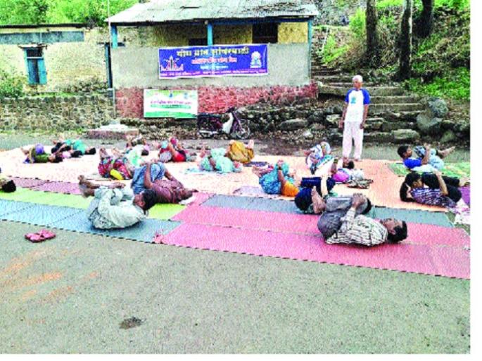 The headmaster created the village of 'Yoga Village' | मुख्याध्यापकाने नोकरीचे गाव बनविले ‘योगा ग्राम’ The headmaster created the village of 'Yoga Village' | मुख्याध्यापकाने नोकरीचे गाव बनविले ‘योगा ग्राम’