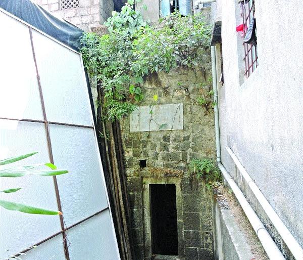 The historical building is built on the back side of the fort. The accusations of the water source being criticized | ऐतिहासिक झºयावर चक्क बांधकाम अजिंक्यतारा पायथ्यालगत प्रकार : इतिहासप्रेमींकडून नाराजी; पाण्याचा स्त्रोत मुजविल्याचा आरोप The historical building is built on the back side of the fort. The accusations of the water source being criticized | ऐतिहासिक झºयावर चक्क बांधकाम अजिंक्यतारा पायथ्यालगत प्रकार : इतिहासप्रेमींकडून नाराजी; पाण्याचा स्त्रोत मुजविल्याचा आरोप