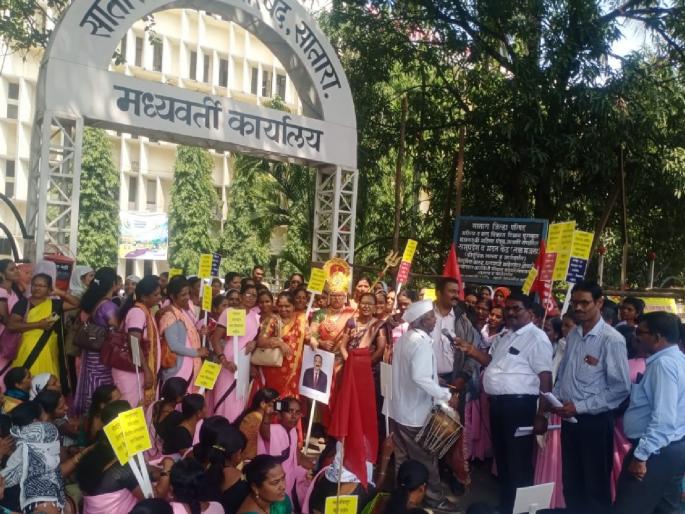 Protest of Anganwadi workers in front of Satara Zilla Parishad to demand corona allowance and others | Satara: कोरोना भत्त्यासह अन्य मागण्यासाठी अंगणवाडी सेविकांनी घातला ‘जागरण-गोंधळ’ Protest of Anganwadi workers in front of Satara Zilla Parishad to demand corona allowance and others | Satara: कोरोना भत्त्यासह अन्य मागण्यासाठी अंगणवाडी सेविकांनी घातला ‘जागरण-गोंधळ’