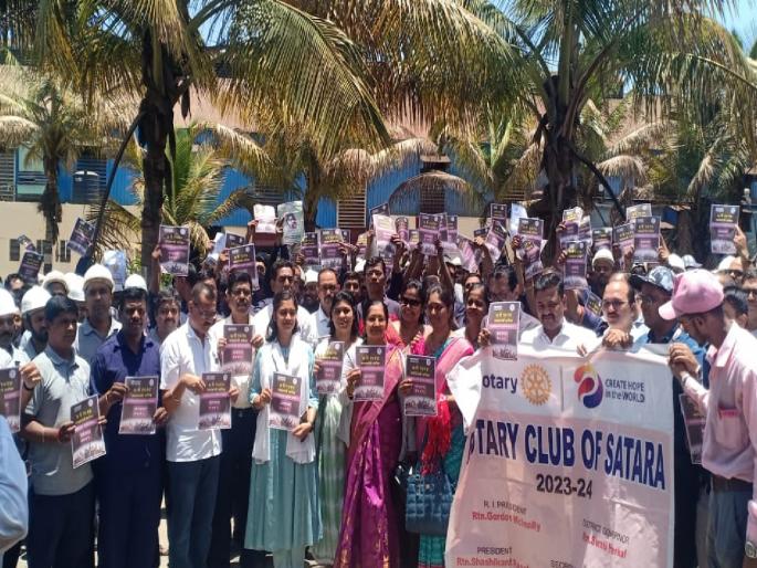 2000 employees work in One lakh families to increase voter turnout In Satara district | सातारा जिल्ह्यात मतदान वाढीसाठी दोन हजार कर्मचारी एक लाख कुटुंबाच्या घरात..