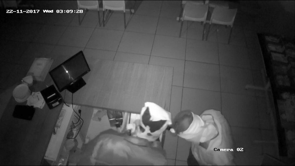 10 lakhs of murderous killers killed in Umbraj | उंब्रजमध्ये दहा लाखांचा खुनी दरोडा-पाच ठिकाणी धुमाकूळ,उशी दाबून वृध्देला ठार मारले 10 lakhs of murderous killers killed in Umbraj | उंब्रजमध्ये दहा लाखांचा खुनी दरोडा-पाच ठिकाणी धुमाकूळ,उशी दाबून वृध्देला ठार मारले