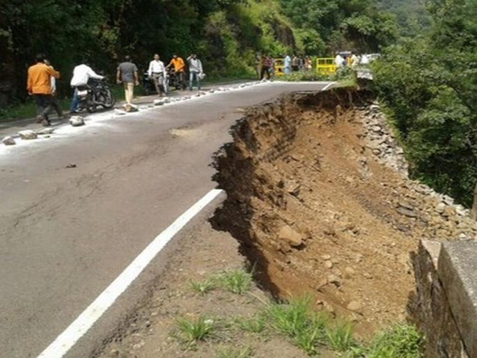 Satara: The road leading to the Kass Plateau collapsed, the tourists stuck in the valley | सातारा : कास पठारकडे जाणारा रस्ता खचला, अनिश्चित काळापर्यंत मार्ग बंद Satara: The road leading to the Kass Plateau collapsed, the tourists stuck in the valley | सातारा : कास पठारकडे जाणारा रस्ता खचला, अनिश्चित काळापर्यंत मार्ग बंद