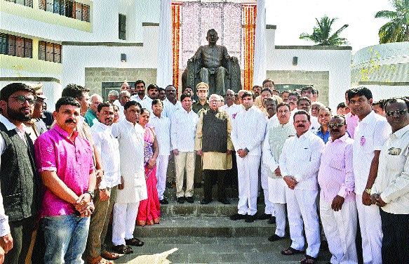 Appasaheb Bhushan of Public Life: Ram Naik: Jaywantrao Bhosaleña Jayanti Diwani greetings; The museum opens, the statue unveils | अप्पासाहेब सार्वजनिक जीवनाचे भूषण : राम नाईक: जयवंतराव भोसलेंना जयंतीदिनी अभिवादन; म्युझियमचे लोकार्पण, पुतळ्याचे अनावरण Appasaheb Bhushan of Public Life: Ram Naik: Jaywantrao Bhosaleña Jayanti Diwani greetings; The museum opens, the statue unveils | अप्पासाहेब सार्वजनिक जीवनाचे भूषण : राम नाईक: जयवंतराव भोसलेंना जयंतीदिनी अभिवादन; म्युझियमचे लोकार्पण, पुतळ्याचे अनावरण