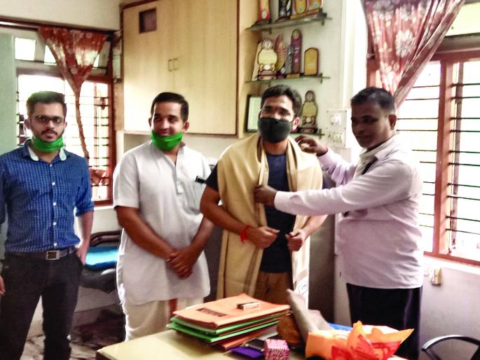 Subramaniam's success appreciated from various levels, felicitated by Bank of Maharashtra Achara Branch | सुब्रमण्यमच्या यशाचे विविध स्तरांतून कौतुक, बँक आॅफ महाराष्ट्र आचरा शाखेतर्फे सत्कार Subramaniam's success appreciated from various levels, felicitated by Bank of Maharashtra Achara Branch | सुब्रमण्यमच्या यशाचे विविध स्तरांतून कौतुक, बँक आॅफ महाराष्ट्र आचरा शाखेतर्फे सत्कार