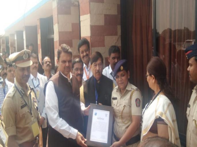 Chief Minister felicitates the two police, who save the lives of the citizens in the Kalwa accident | कालवा फुटीत नागरिकांचे प्राण वाचविणाऱ्या पोलिसांचा मुख्यमंत्र्यांच्या हस्ते सत्कार  Chief Minister felicitates the two police, who save the lives of the citizens in the Kalwa accident | कालवा फुटीत नागरिकांचे प्राण वाचविणाऱ्या पोलिसांचा मुख्यमंत्र्यांच्या हस्ते सत्कार