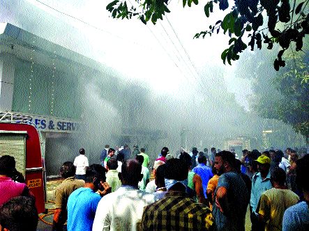 Big loss due to a fierce fire at Satpala | सत्पाळा येथे भीषण आगीमुळे मोठे नुकसान Big loss due to a fierce fire at Satpala | सत्पाळा येथे भीषण आगीमुळे मोठे नुकसान