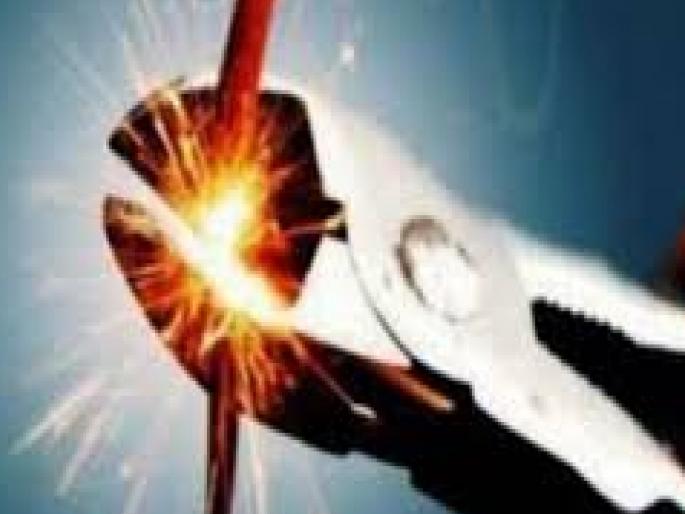 An elderly man punched a female employee who went to cut off electricity in Satara | साताऱ्यात वीज तोडायला गेलेल्या महिला कर्मचाऱ्याला वृध्दाची धक्काबुक्की An elderly man punched a female employee who went to cut off electricity in Satara | साताऱ्यात वीज तोडायला गेलेल्या महिला कर्मचाऱ्याला वृध्दाची धक्काबुक्की