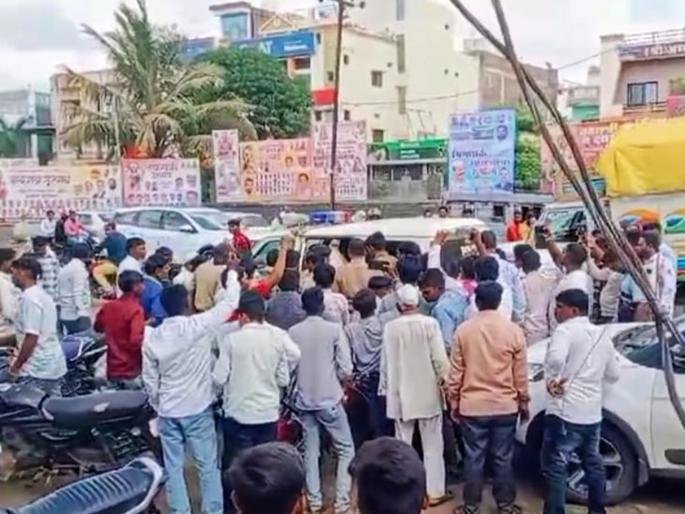 Rada outside Minister Abdul Sattar's office; Two took poison while four poured diesel on their bodies | अब्दुल सत्तारांच्या कार्यालयाबाहेर राडा; दोघांनी विष घेतले तर चौघांनी अंगावर डिझेल ओतले Rada outside Minister Abdul Sattar's office; Two took poison while four poured diesel on their bodies | अब्दुल सत्तारांच्या कार्यालयाबाहेर राडा; दोघांनी विष घेतले तर चौघांनी अंगावर डिझेल ओतले