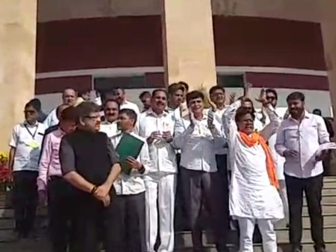 demand of resignation abdul sattar and the assembly adjourned for the day | सत्तार राजीनामा द्या; विधानसभा दणाणली, कामकाज दिवसभरासाठी तहकूब demand of resignation abdul sattar and the assembly adjourned for the day | सत्तार राजीनामा द्या; विधानसभा दणाणली, कामकाज दिवसभरासाठी तहकूब