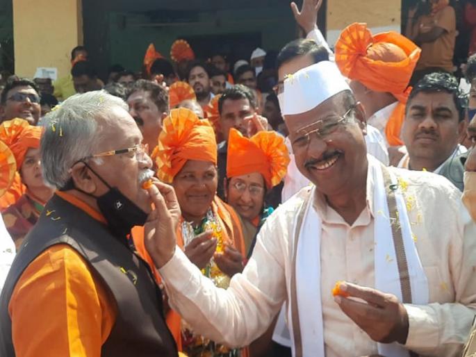 Chandrakant Khaire will be Aurangabad's next MP, announced by the Minister of State Abdul Sattar in Soyagaon | चंद्रकांत खैरेंच्या खासदारकीची सोयगावातून मुहूर्तवेढ, अब्दुल सत्तारांनी पेढा भरवून केली घोषणा
